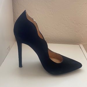 4in Faux suede black pump Good condition